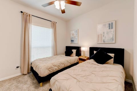 Spacious Modern 5 beds House in Troy