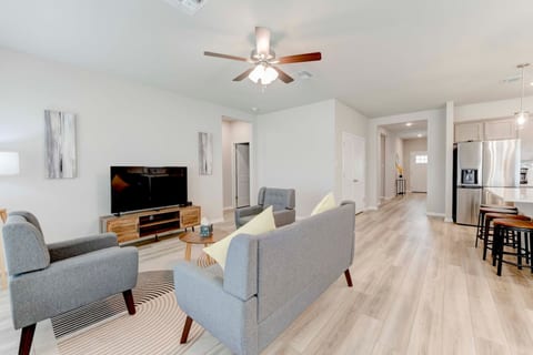 Spacious 4 Bedroom Home In Troy