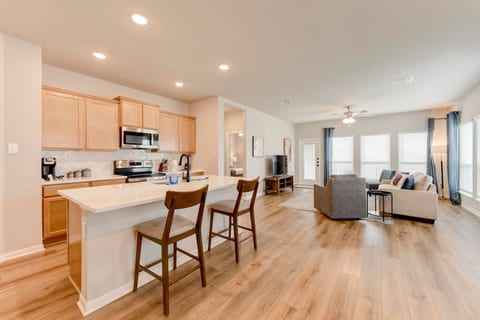 Modern Getaway in Manor