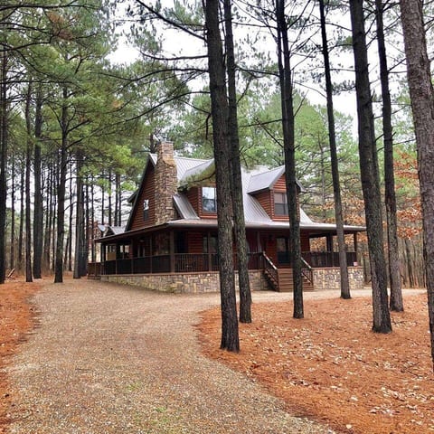Your approach to The Dreamcatcher... wrap around drive with plenty of parking on both sides as well.  Yes, we have wifi and you could read your email, but why??