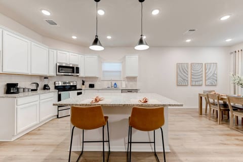 Spacious Oasis in West Temple