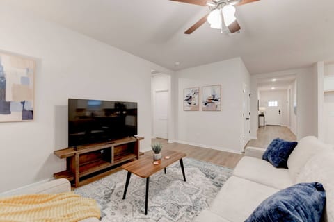 Spacious Oasis in West Temple