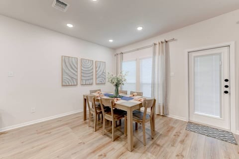 Spacious Oasis in West Temple