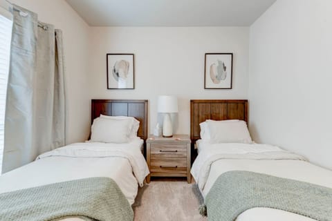 Spacious 5-Bed Retreat in Troy