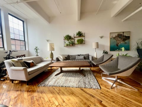 Huge, artist loft (2B-1B)