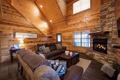 Redwood Retreat 4 Bed, Sleeps 8, 1 acre Getaway
