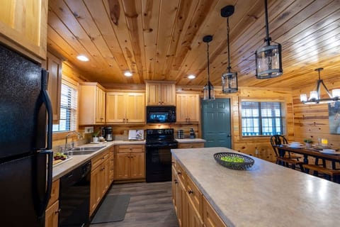 Redwood Retreat 4 Bed, Sleeps 8, 1 acre Getaway