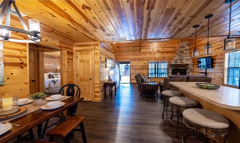Redwood Retreat 4 Bed, Sleeps 8, 1 acre Getaway