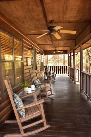Redwood Retreat 4 Bed, Sleeps 8, 1 acre Getaway