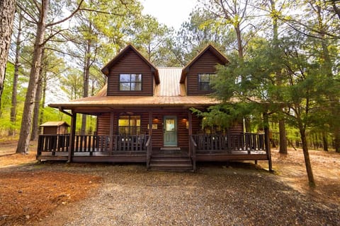 Redwood Retreat 4 Bed, Sleeps 8, 1 acre Getaway