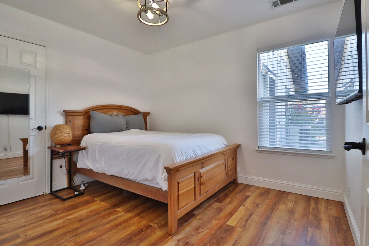 Modern Farmhouse Walkable To Amenities! - Carmichael Modern Farmhouse Walkable To Amenities! - Carmichael