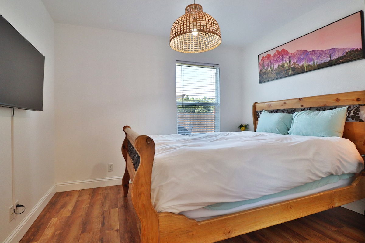Modern Farmhouse Walkable To Amenities! - Carmichael Modern Farmhouse Walkable To Amenities! - Carmichael