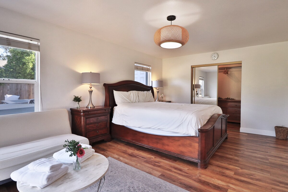 Modern Farmhouse Walkable To Amenities! - Carmichael Modern Farmhouse Walkable To Amenities! - Carmichael
