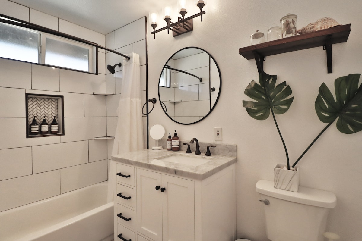 Modern Farmhouse Walkable To Amenities! - Carmichael Modern Farmhouse Walkable To Amenities! - Carmichael