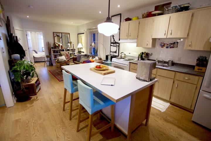 Good Vibes Suite 93 Walk Score & 91 Transit Score - Toronto