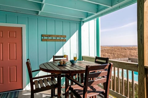 Oceanfront Condo with pool. Walk to boardwalk.