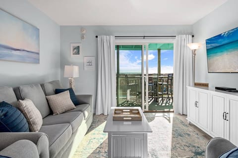Oceanfront Condo with pool. Walk to boardwalk.