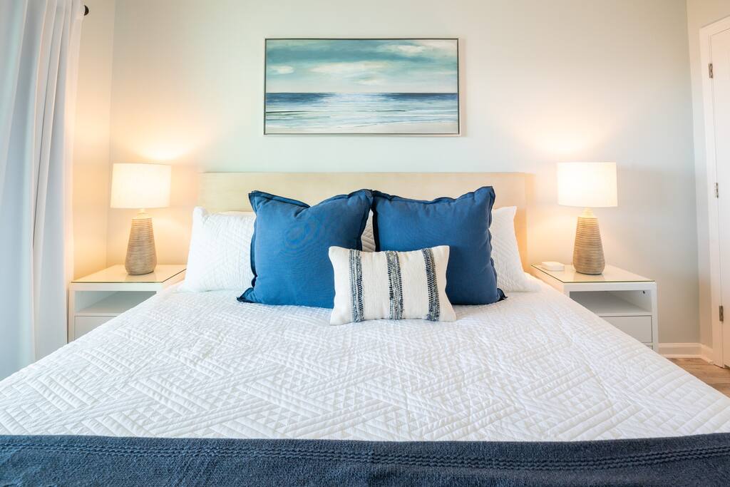 Oceanfront. Pool. King Bed.Walk to Boardwalk.View!