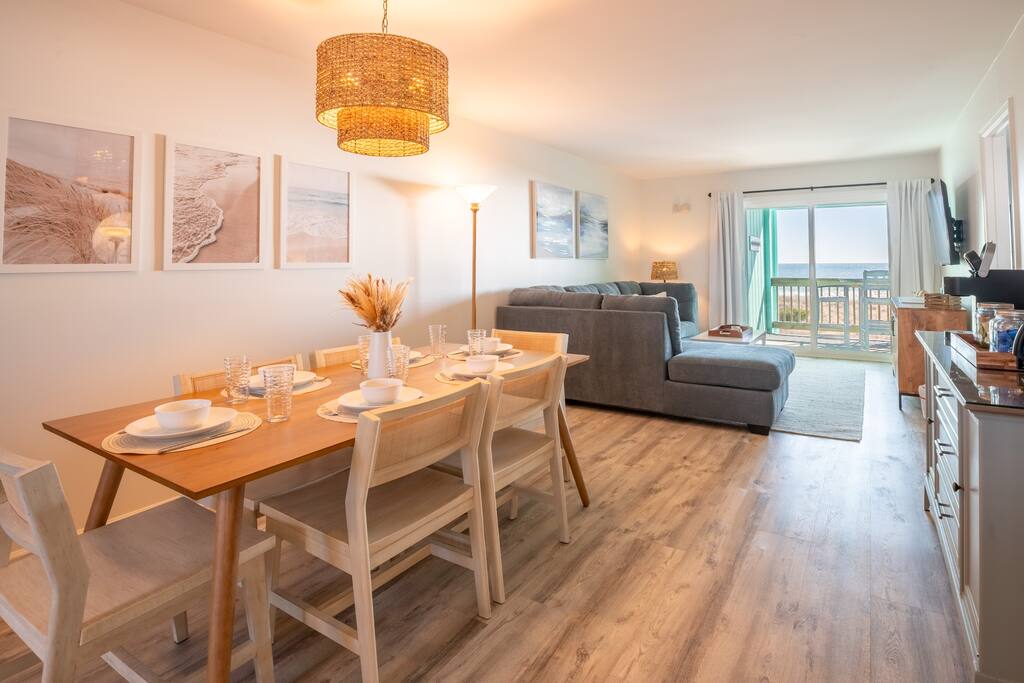 Oceanfront. Pool. King Bed.Walk to Boardwalk.View!