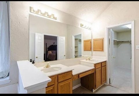 Comfy 3-Bedroom Home in Arlington