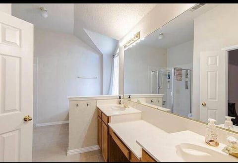 Comfy 3-Bedroom Home in Arlington