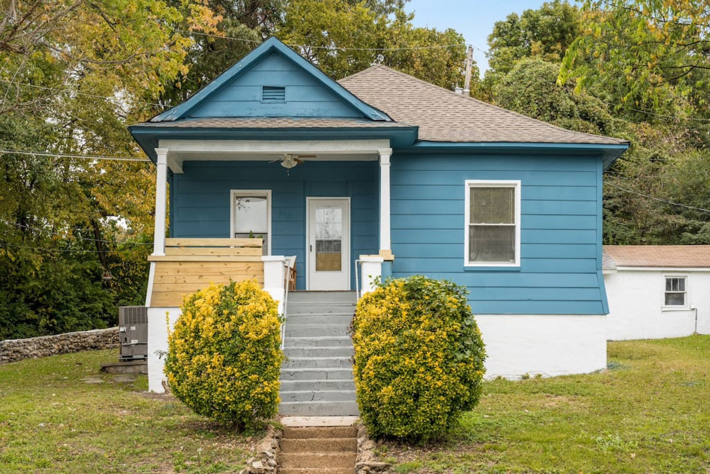 North Chatt Blue Bungalow - 2BR, Pet Friendly, Minutes to Downtown!