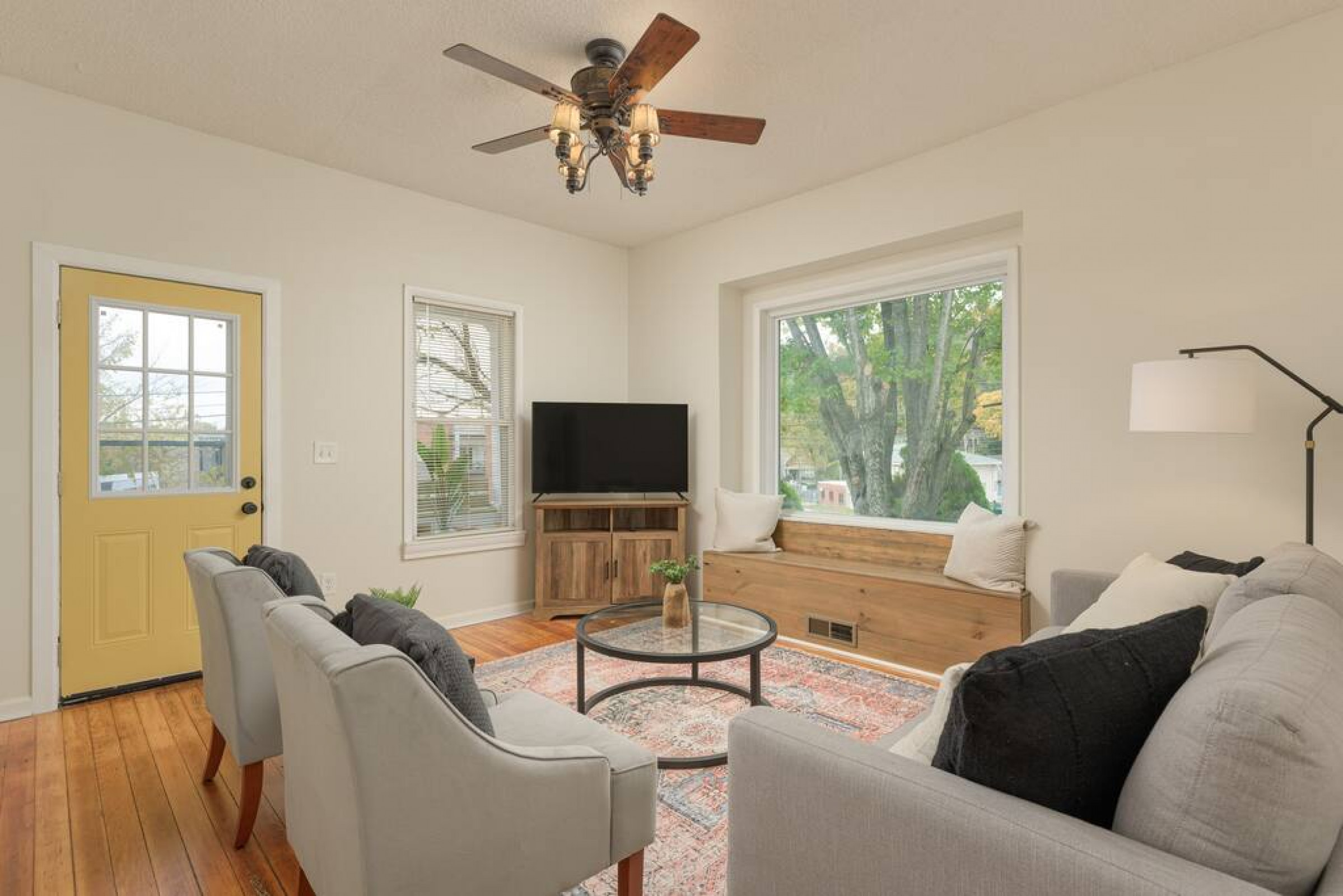 North Chatt Blue Bungalow - 2BR, Pet Friendly, Minutes to Downtown!