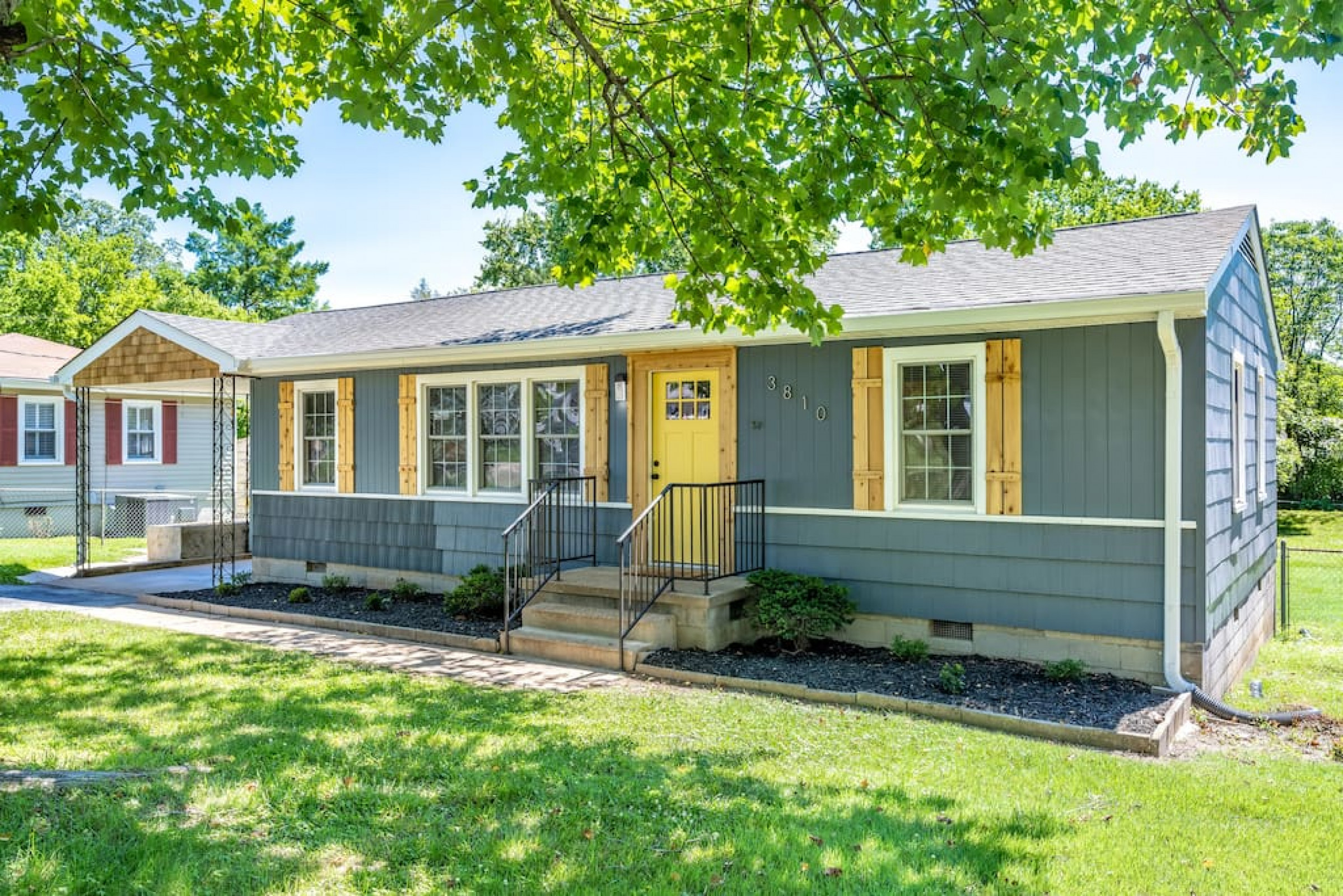 Yellow Door Cottage - 3BR, Pet Friendly