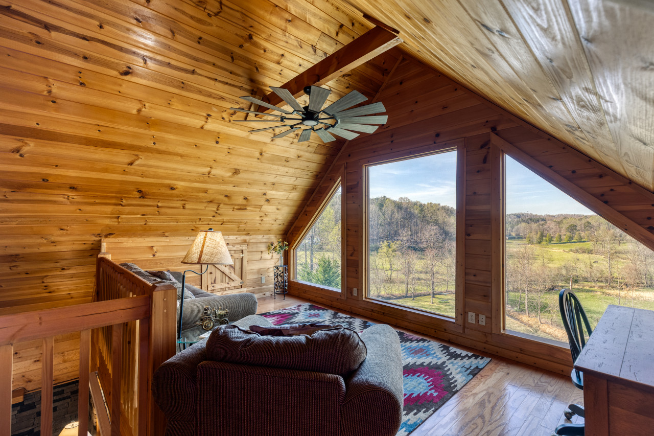 lazy-bear-lodge-3br-creekside-retreat/