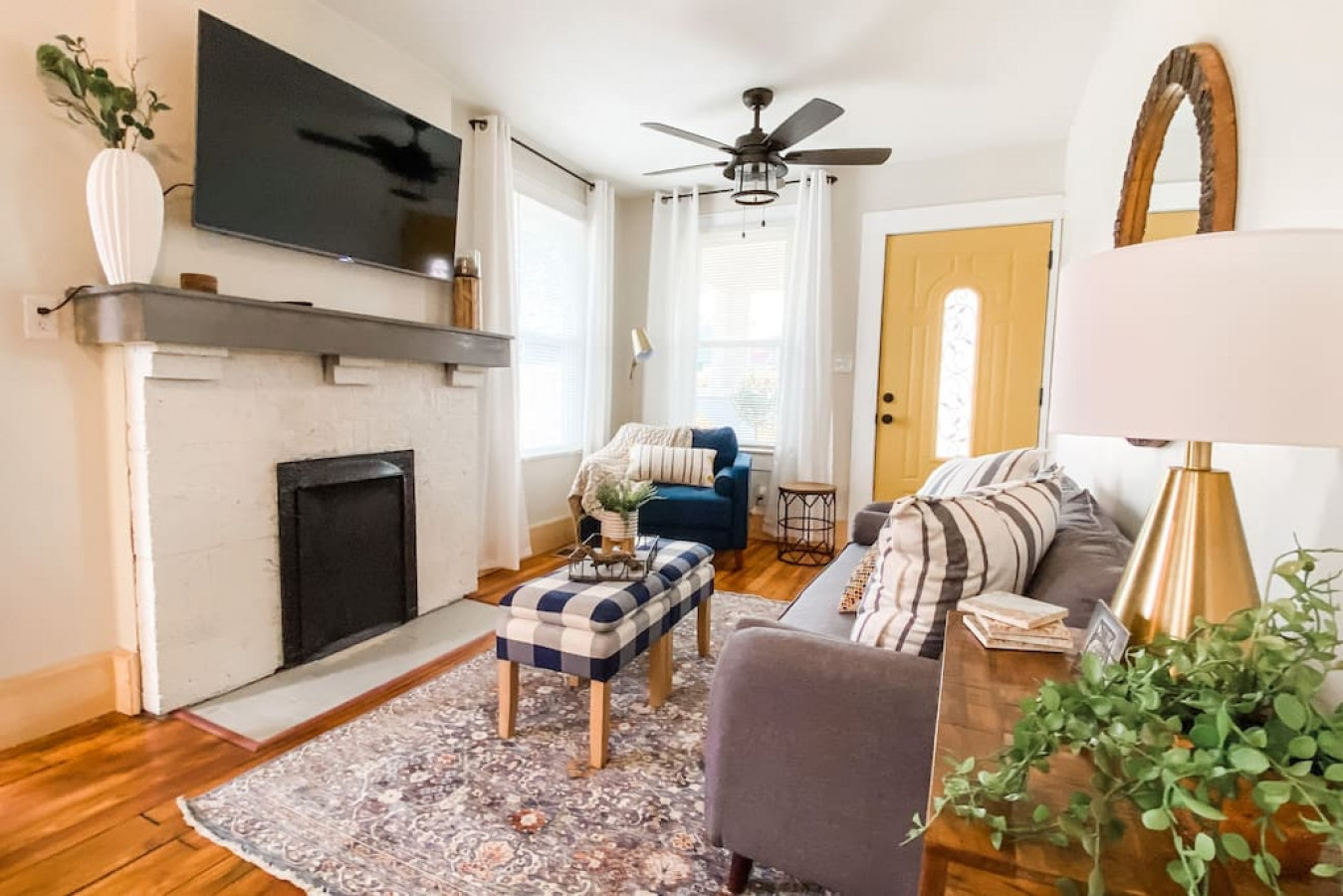 Downtown Charm - 2BR, Private Backyard