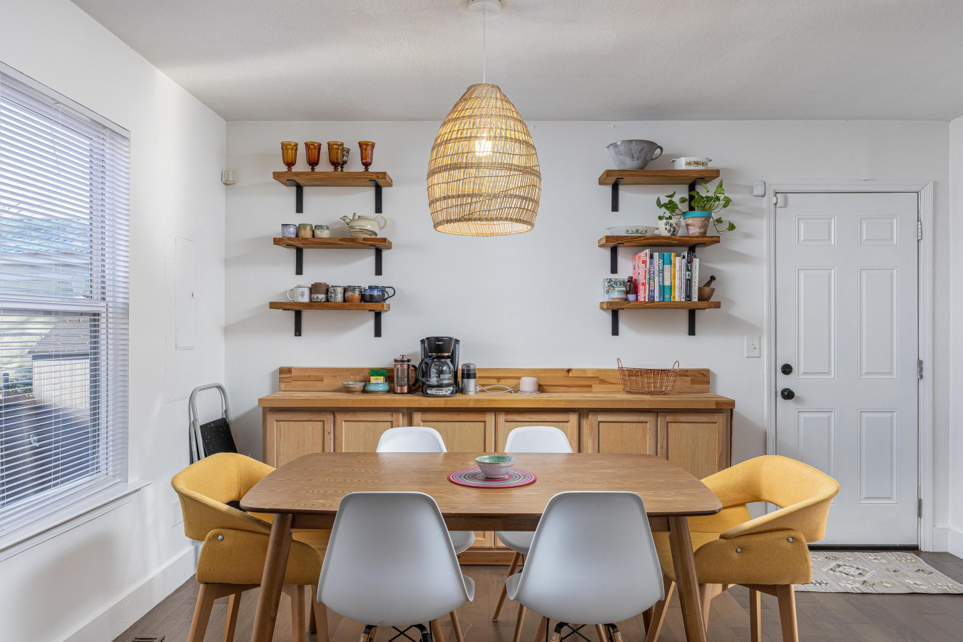 Trendy Downtown Cottage - 3BR, Pets Welcome!