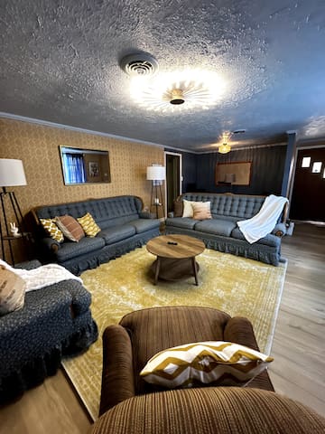 Retro! - 4BR Near Sav Airport