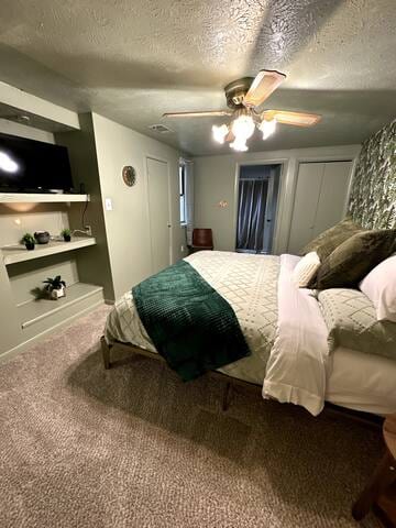 Retro! - 4BR Near Sav Airport