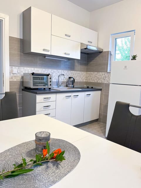 Apartments Apartments -T and T - Unit 376503-13