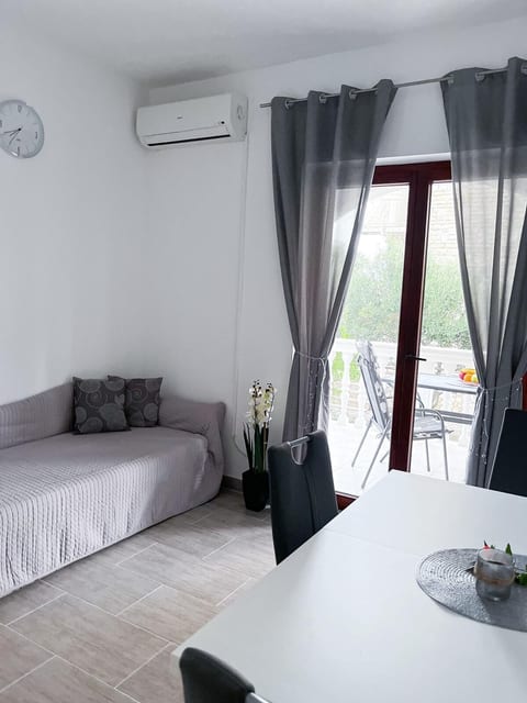 Apartments Apartments -T and T - Unit 376503-13