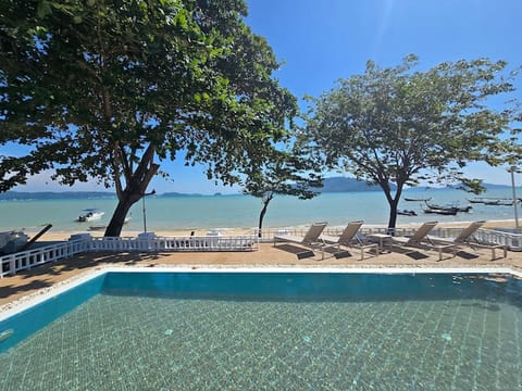 Absolutely Beachfront Villa with Pictureque View.