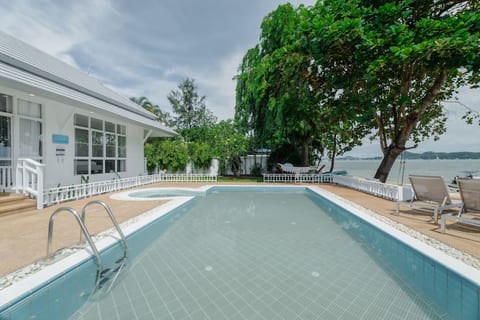 Absolutely Beachfront Villa with Pictureque View.