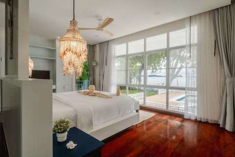 Absolutely Beachfront Villa with Pictureque View.