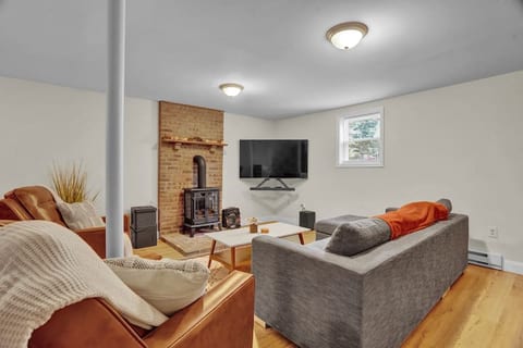 Hot Tub-Game Room-3 king beds-Fire Pit-Poconos