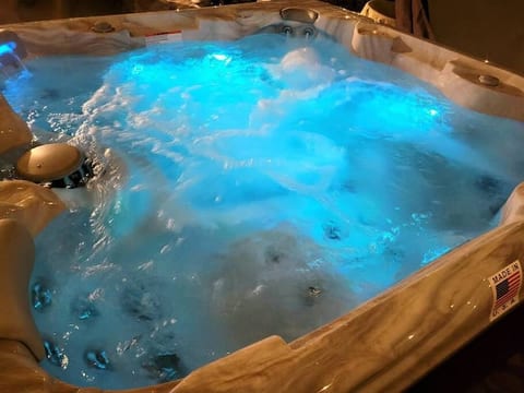 Hot Tub-Game Room-3 king beds-Fire Pit-Poconos