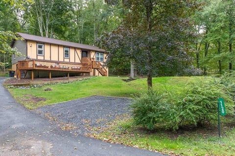 Hot Tub-Game Room-3 king beds-Fire Pit-Poconos