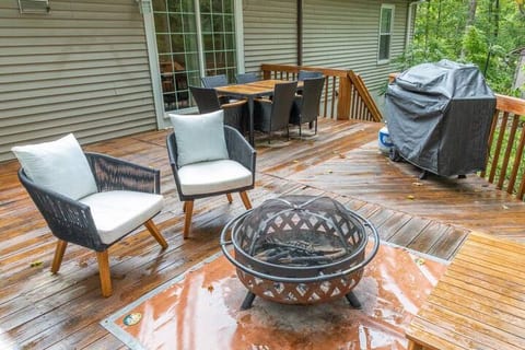 Hot Tub-Game Room-3 king beds-Fire Pit-Poconos