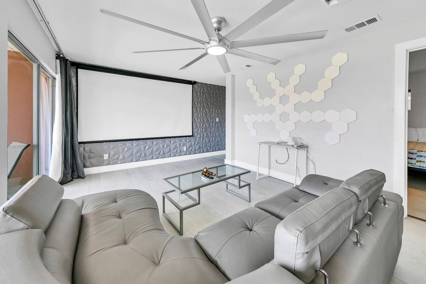 230 Stylish 1 Bedroom Condo 3 pools