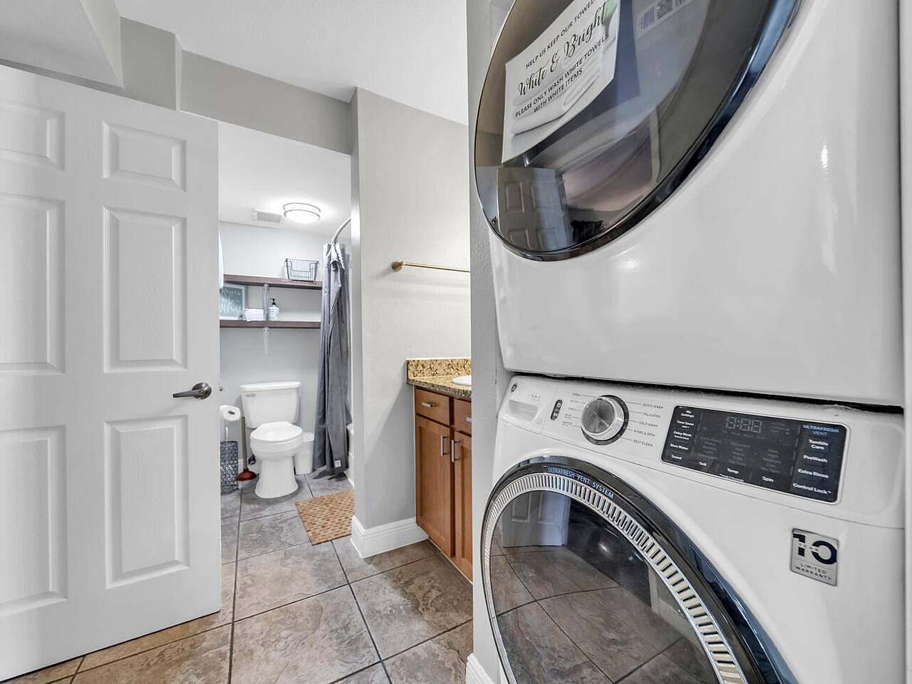 130 Stylish Photo Op 1 Mile to Beach