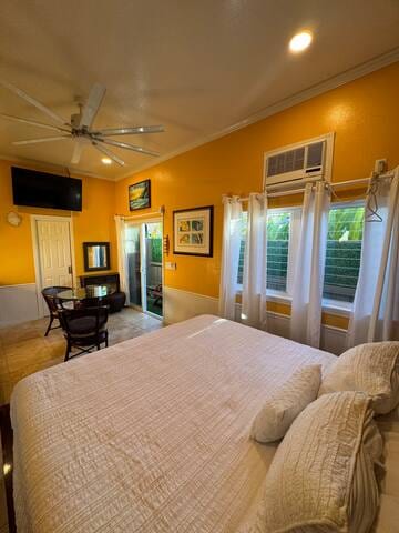 Pet Friendly Guesthouse Private Yard + Free Prkg