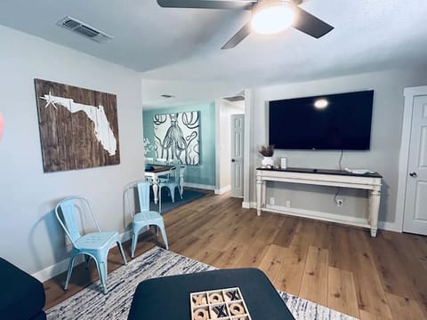 Florida Beach House /2 king beds/ Dogs/Fenced yard
