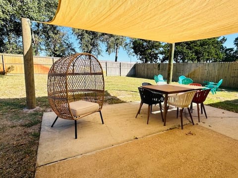 Florida Beach House /2 king beds/ Dogs/Fenced yard