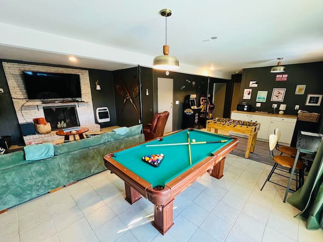 Family Friendly: Mtn Views, Game Room, Mins to Ski