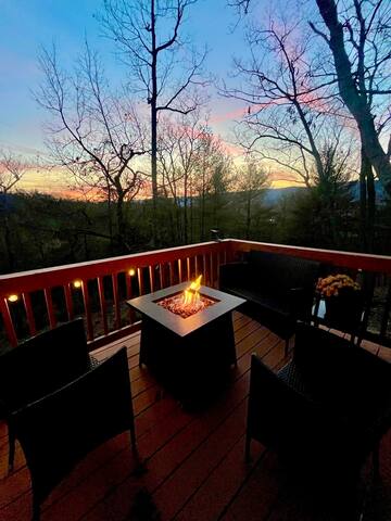 Family Friendly: Mtn Views, Game Room, Mins to Ski