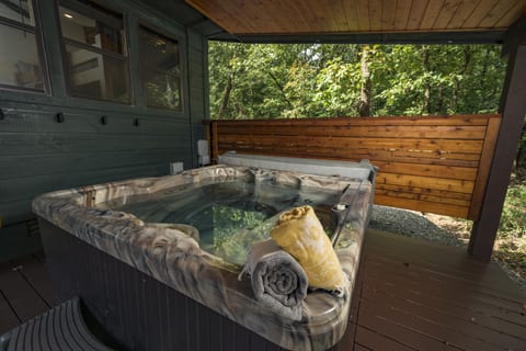 Wine Time Family Retreat with Heated Pool, Hot Tub & 4 King Suites Near Broken Bow